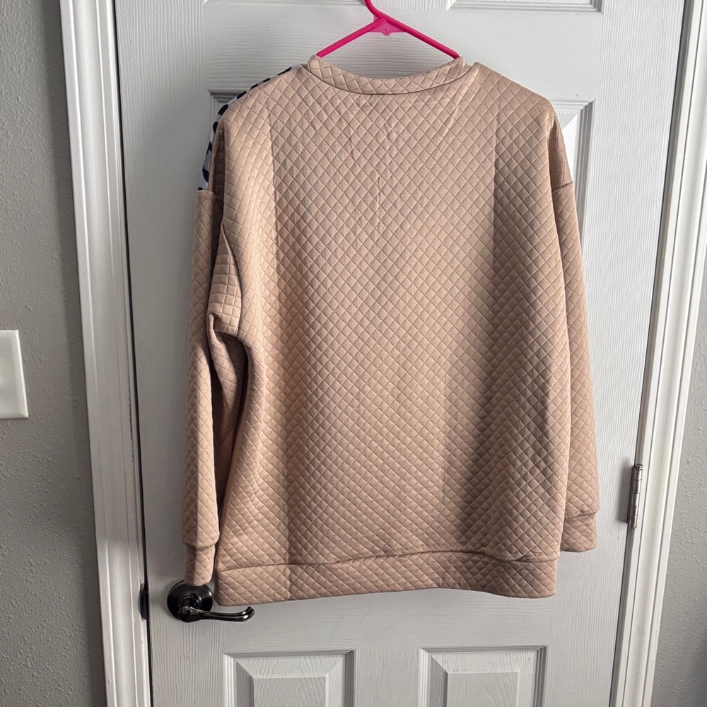 Leopard Print Quilted Pullover - Picture 4 of 4